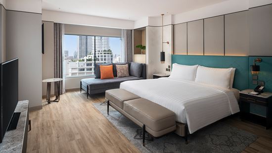 club_two-bedroom_corner-suite_master-bedroom_1