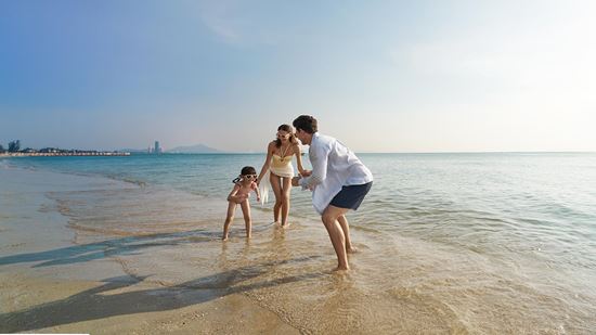 beach_family_3