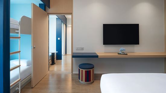 deluxe-family-pool-terrace-bunkbed_bedroom_desk-area