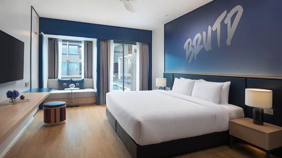 deluxe-pool-terrace_king-bed_1