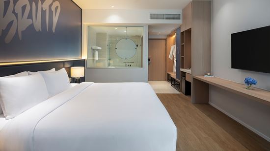 deluxe-pool-terrace_king-bed_2