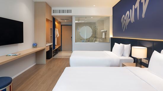 deluxe-pool-view_twin-beds_1