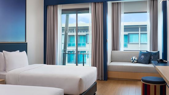 deluxe-pool-view_window-seat