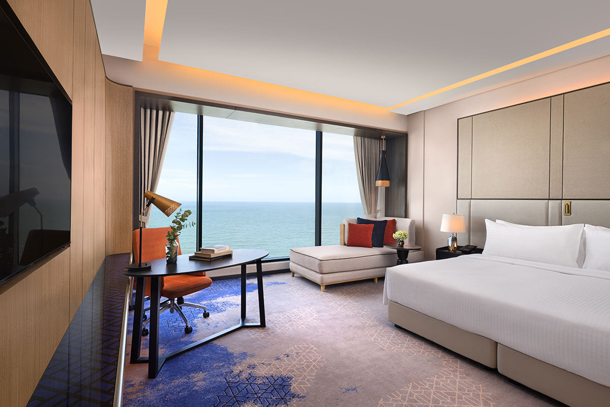 Club Deluxe Ocean View room at Amari Colombo