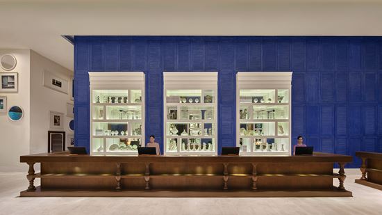 lobby-reception-with-staffs