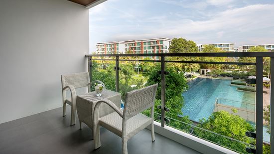deluxe-pool-view_balcony-1