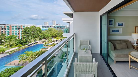 deluxe-pool-view_balcony-2