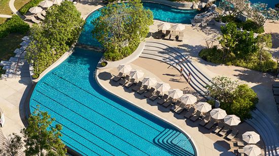swimming-pool_adult-pool_family-moments