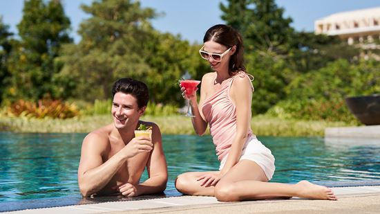 swimming-pool_couple