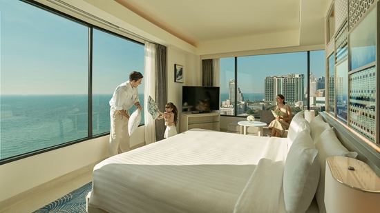 club-executive-ocean-suite_bedroom-family-moment