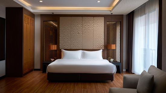 Executive One Bedroom Suite River View with Balcony Bedroom