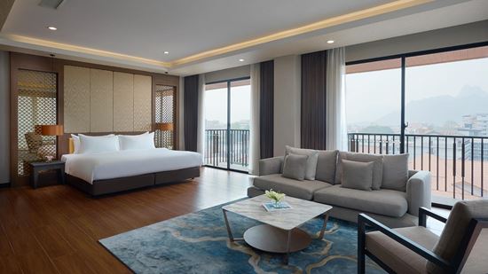 Executive One Bedroom Suite River View with Balcony Bedroom