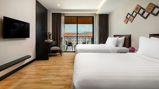 superior-city-view-with-balcony_twin-bed-1