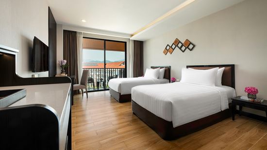 superior-city-view-with-balcony_twin-bed-overview