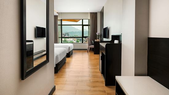 superior-city-view_twin-bed_entryway