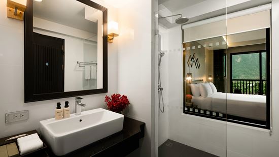 superior-river-view-with-balcony_bathroom