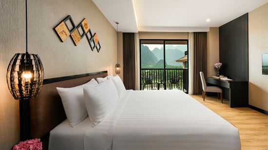 superior-river-view-with-balcony_king-bed