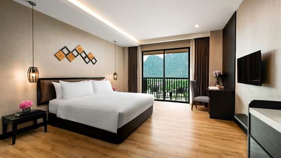 superior-river-view-with-balcony_king-bed_overview
