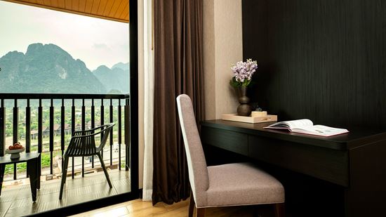 superior-river-view-with-balcony_personal-desk