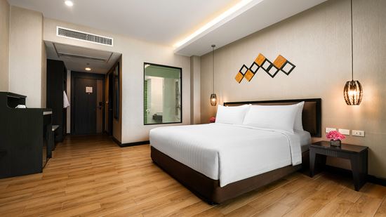 superior-river-view_king-bed_overview