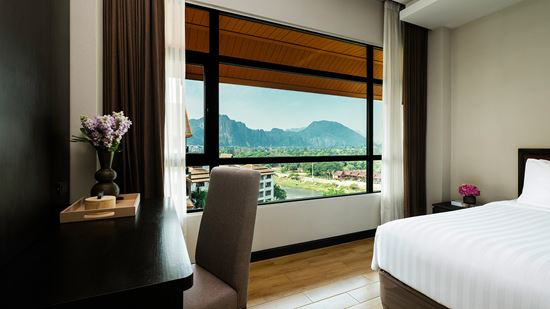 superior-river-view_king-bed_river-view-and-personal-desk