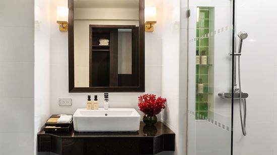 superior-river-view_vanity-area