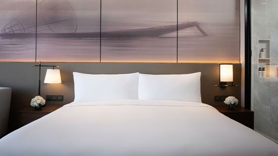 deluxe-city-view_king_bedroom_close-up