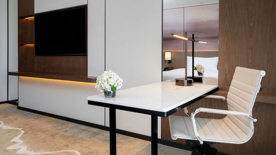 deluxe-city-view_king_working-desk