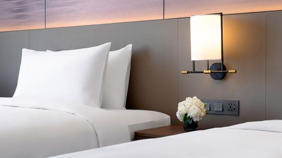deluxe-city-view_twin_bedroom_close-up