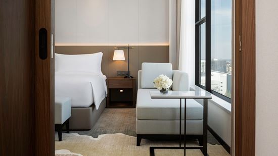 executive-suite-city-view_bedroom_sofa