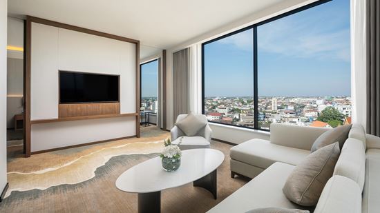 executive-suite-city-view_living_full-view